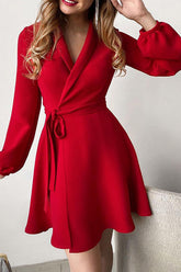 Wickel-Minikleid mit Überwurfkragen und langen Ärmeln